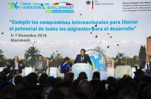 Le ministre délégué marocain chargé des affaires de la migration Abdelkrim Benatiq, prononce un discours devant le forum mondial sur la migration et le développement, à Marrakech, le 5 décembre 2018
