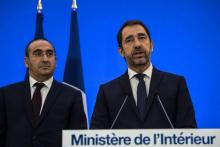 Le ministre de l'Intérieur Christophe Castaner (d) et le secrétaire d'État à l'Intérieur Laurent Nuñez à Paris le 7 décembre 2018