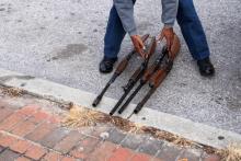Un homme montre quatre fusils à pompe qu'il compte revendre, le 17 décembre 2018 à Baltimore (Maryland)