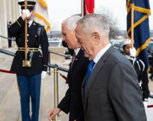 Le ministre américain de la défense Jim Mattis (au premier plan) accueille le vice-président Mike Pence devant au Pentagone à Washington, le 19 décembre 2018