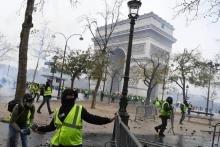 Les "Gilets jaunes" mobilisés lors d'une manifestation devant l'Arc de Triomphe le 1er décembre 2018 à Paris