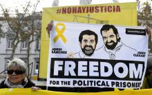 Des bannières réclamant la libération des indépendantistes catalans Jordi Sanchez et Jordi Cuixart sont brandies devant la Cour suprême à Madrid, le 15 décembre 2018