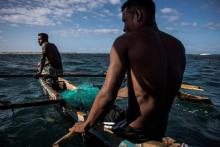 Des pêcheurs malgaches à bord d'une pirogue à Anakao, à Madagascar le 4 novembre 2018