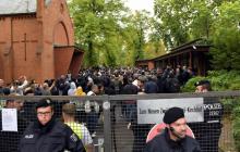 Des policiers sécurisent les abords d'une église de Berlin où a lieu une cérémonie funèbre pour Nidal Rabih, le 13 septembre 2018