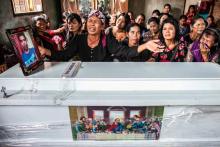 Une femme dont le fils a été tué dans une attaque revendiquée par des rebelles indépendantistes en Papouasie, pleure devant son cercueil dans le village de Sei Belutu, dans la province de Sumatra du N