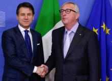 Jean-Claude Juncker (d) reçoit Giuseppe Conte (g) au siège de la Commission européenne à Bruxelles, le 12 décembre 2018