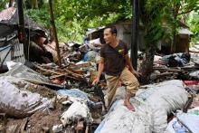 Asep Sunaria, 42 ans, au milieu des décombres, dans son village de Sukarame à Carita en Indonésie, le 24 décembre 2018, deux jours après le passage d'un tsunami qui a fait au moins 281 morts