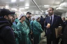 Le Premier ministre Edouard Philippe visite une coopérative de fruits à Saint-Yrieix-la-Perche, en Haute-Vienne, le 21 décembre 2018