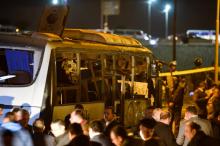 Une photo prise le 28 décembre 2018 montre un bus de touristes vietnamiens endommagé après une attaque à la bombe qui a coûté la vie à deux touristes près des pyramides au Caire