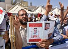Des tentes ont été dressées devant le tribunal à Gabès (Tunisie) où des manifestants ont appelé à une "justice équitable" à l'ouverture le 29 mai 2018 du procès pour le meurtre de l'opposant Kamel Mat