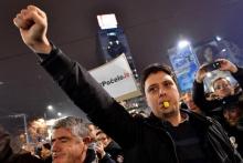 Un manifestant utilise un sifflet pendant une manifestation à Belgrade le 22 décembre 2018
