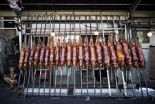 Des cochons rôtis sont présentés à la vente sur un marché à Manille, le 21 décembre 2018
