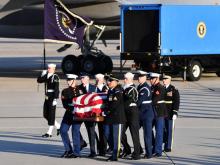 Le cercueil de l'ex-président américain George H.W. Bush couvert d'un drapeau à son arrivée sur la base militaire d'Andrews, près de Washington, le 3 décembre 2018