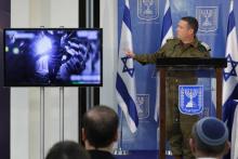 Un porte-parole de l'armée israélienne, le général de brigade Ronen Manelis, montre aux médias des images de "tunnels percés par le Hezbollah" sous la frontière libano-israélienne, à Tel Aviv le 4 déc
