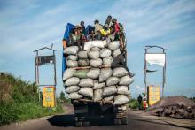 Un camion surchargé de marchandises à un poste contrôle sur la route reliant Matadi à Kinshasa, le 10 novembre 20128