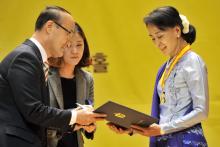 La Birmane Aung San Suu Kyi (à droite) reçoit le prix Gwangju des droits de l'Homme 2004 à Gwangju (Corée du Sud) le 31 janvier 2013.