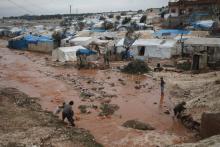 Un camp de déplacés situé près de Qah, dans la province syrienne d'Idleb (nord-est), inondé par les pluies torrentielles. Photo prise le 27 décembre 2018