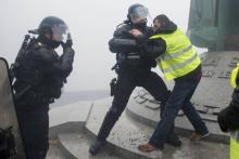 Heurts entre des policiers et des manifestants "gilets jaunes" à Nantes le 15 décembre 2018.