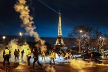 Des "gilets jaunes" manifestent à Paris, le 22 décembre 2018