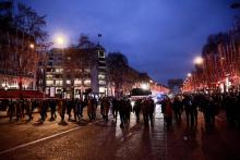 Des policiers sont déployés le 29 décembre sur les Champs-Elysées à Paris