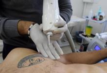 Un tatoueur tunisien avec un client le 8 novembre 2018 à Tunis