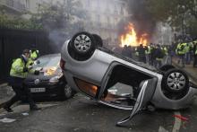 Un manifestant met le feu à une voiture, le 1er décembre 2018 à Paris