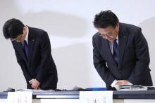 Seiji Honda (à droite) et Teiji Hirata, tous deux vice-présidents de Nissan, lors d'une conférence de presse à Yokohama, dans la banlieue de Tokyo, le 7 décembre 2018.