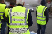 Un manifestant porte un gilet jaune avec les inscriptions "Stop retraités, marre de payer", sur le dos, le 17 novembre 2018, à La Mézière, dans l'ouest de la France
