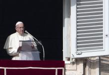 Le pape François s'adresse à la foule sur la place Saint-Pierre du Vatican le 2 décembre 2018, 1er dimanche de l'Avent