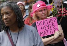Une foule se réunit à Chicago le 13 août 2017 pour rendre hommage à Heather Heyer, une manifestante antiraciste de 32 ans tuée la veille à Charlottesville par James Fields, un militant néonazi, en mar
