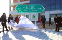 Un panneau indiquant les directions de Séoul et de Pyongyang dévoilé lors d'une cérémonie d'inauguration des travaux de connexion des réseaux ferroviaires et routiers entre les deux Corées, le 26 déce