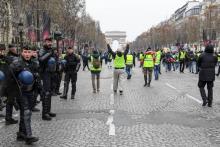 Des gilets jaunes manifestent sur les Champs-Elysées, le 15 décembre 2018 à Paris