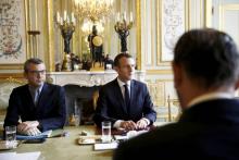 Le président Emmanuel Macron (c) assis en face du Premier ministre Edouard Philippe, lors d'une réunion à l'Elysée, le 2 décembre 2018 à Paris