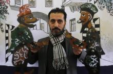 Le marionnettiste syrien Chadi al-Hallak et ses marionnettes Karakoz (G) et Eiwaz (D) à Damas, le 3 décembre 2018