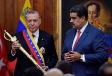 Le président turc Recep Tayyip Erdogan pose avec la réplique de l'épée de Simon Bolivar aux côtés du président vénézuélien Nicolas Maduro, le 3 décembre 2018 à Caracas
