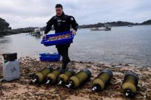 Emmanuel Urvoy un plongeur apporte une caisse remplie d'Ormeaux à Ploubazlanec le 21 décembre 2018