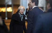 La Première ministre britannique Theresa May (G) arrive à Berlin pour discuter avec la Chancelière allemande le 11 décembre 2018