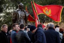 Des partisans de l'ancien dirigeant de la Yougoslavie Josip Broz Tito agitent le drapeau monténégrin lors de la cérémonie à Podgorica, au Monténégro, le 19 décembre 2018