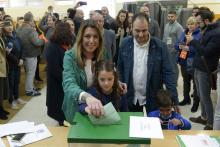 Susana Diaz, candidate du PSOE, vote en famille aux élections régionales en Andalousie, le 2 décembre 2018 à Séville