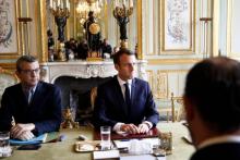 Le président Emmanuel Macron (C) lors d'une réunion au palais d'Elysée, le 2 décembre 2018