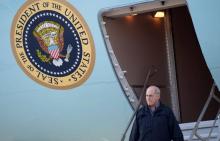 Le secrétaire général de la Maison Blanche John Kelly, à la descente de l'avion présidentiel Air Force One, le 17 novembre 2018, accompagnant en Californie le président américain constater les dégâts 