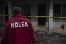 Un agent de la répression des drogues nigériane (NDLEA) devant un labo de methamphétamines clandestin le 22 novembre 2018