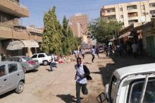 Des manifestants soudanais tentent d'échapper à des gaz lacrymogènes tirés par la police dans le centre de Khartoum, le 31 décembre 2018