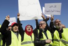 Des Libanais portant des gilets jaunes manifestent, le 23 décembre 2018 à Beyrouth, contre la corruption et la défaillance des services publics