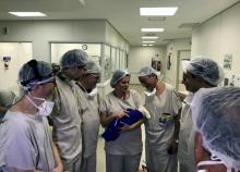 Les médecins ayant réalisé au Brésil la première transplantation mondiale d'un utérus de donneuse décédée ayant permis la naissance d'un enfant, se préparent à renouveler l'opération sur deux femmes