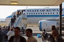Une délégation de rebelles yéménites montent à bord d'un avion devant les transporter en Suède, où des négociations de paix doivent avoir lieu, le 4 décembre 2018 à l'aéroport de Sanaa