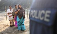 Des électrices attendent pour voter sous la surveillance de la police, à Dacca, au Bangladesh, le 30 décembre 2018