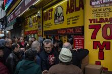 "Nimet Abla" le stand de loterie le plus chanceux de Turquie selon sa légende attire des queues sans fin à Istanbul. Ici, le 14 décembre 2018