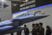 Un modèle réduit d'un avion français Rafale au premier salon de l'armement égyptien, au Caire, le 3 décembre 2018