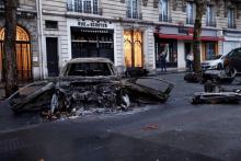 Des épaves de voitures incendiées pendant la manifestation des gilets jaunes, le 2 décembre 2018 à Paris